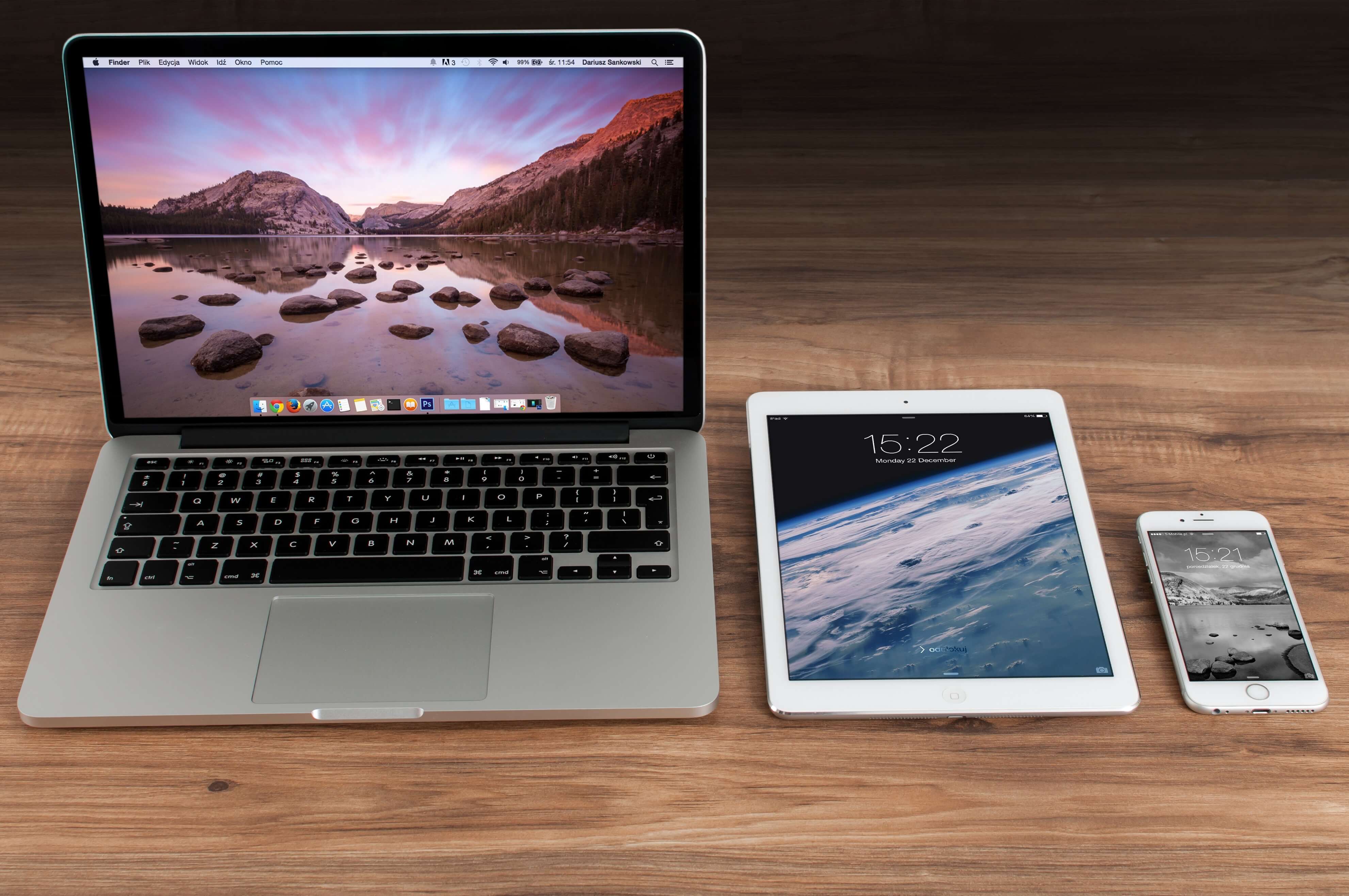apple-iphone-smartphone-desk-4158 Apple Smartphone and Laptop Devices Need Bristol Contact Lens Service