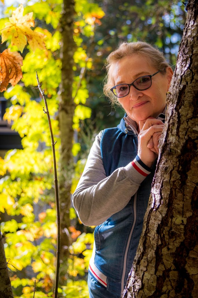 woman-standing-behind-tree-1625956 woman-standing-behind-tree-1625956