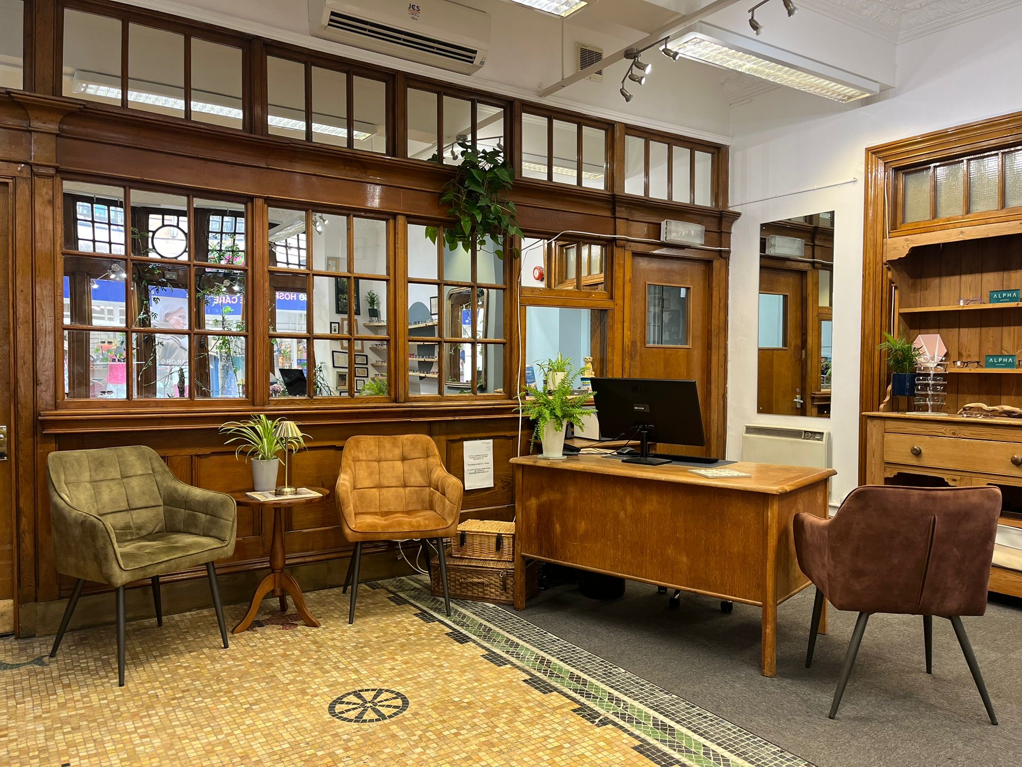 Bradford-on-Avon Opticians. Lynne Fernandes Optometrists