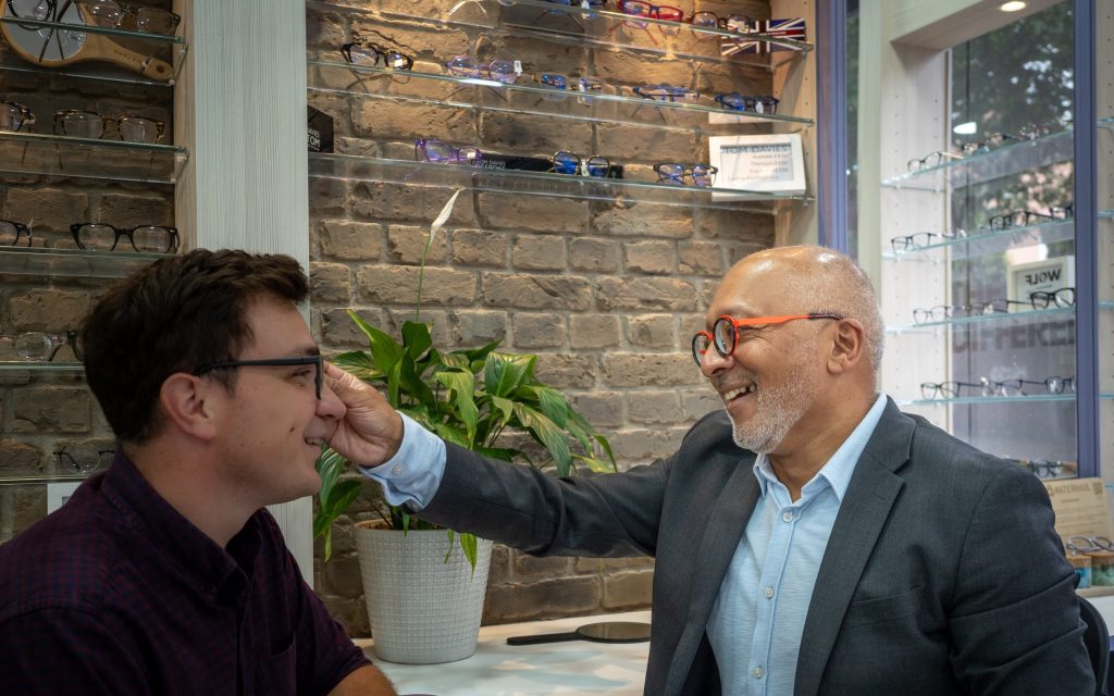 gerard fernandes, fixing loose glassses